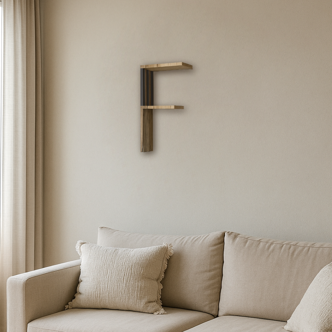 mensola a forma di lettera F rovere e grafite posta sula parete di un salotto luminoso e minimal