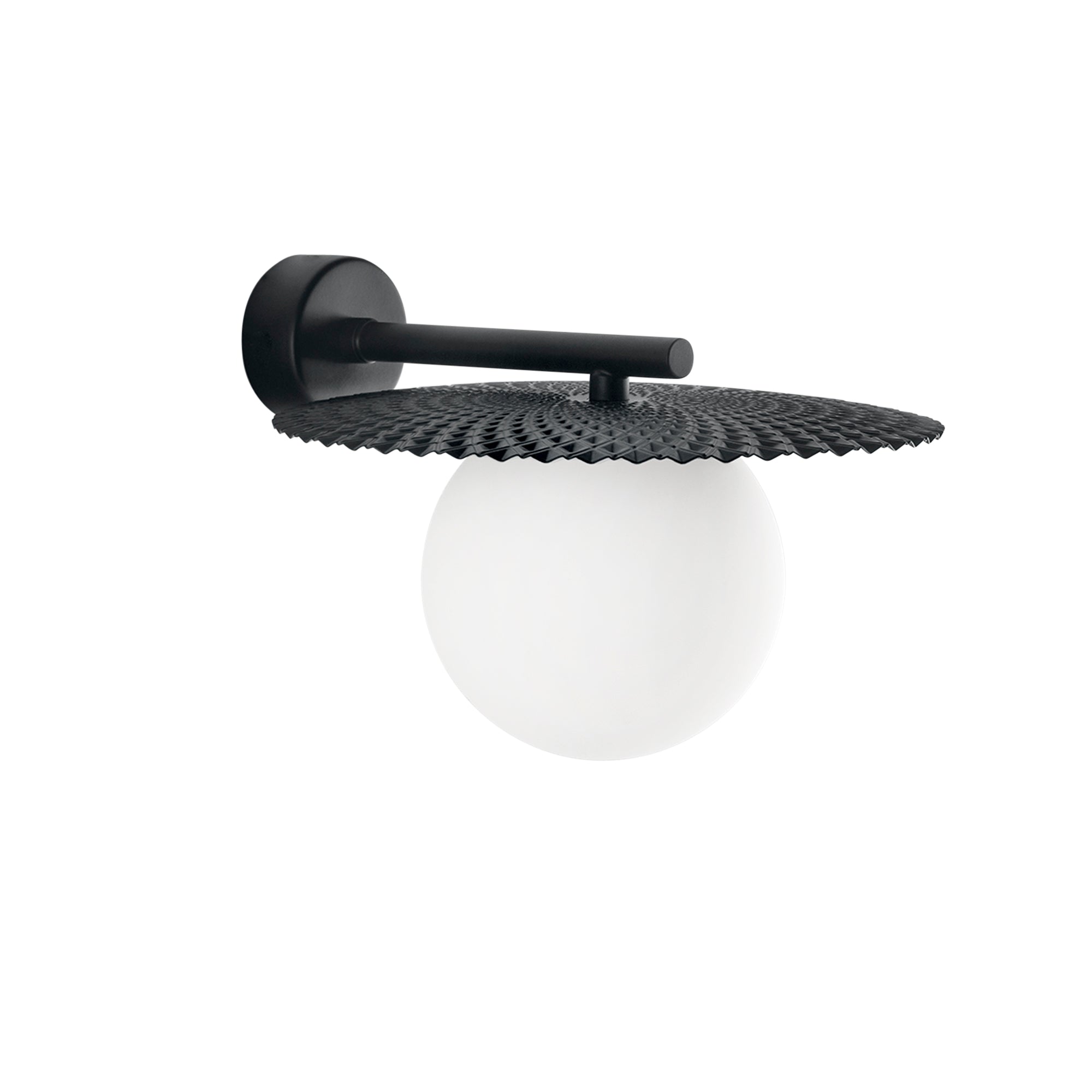 "Applique CHAPLIN in metallo nero con diffusore in vetro bianco"