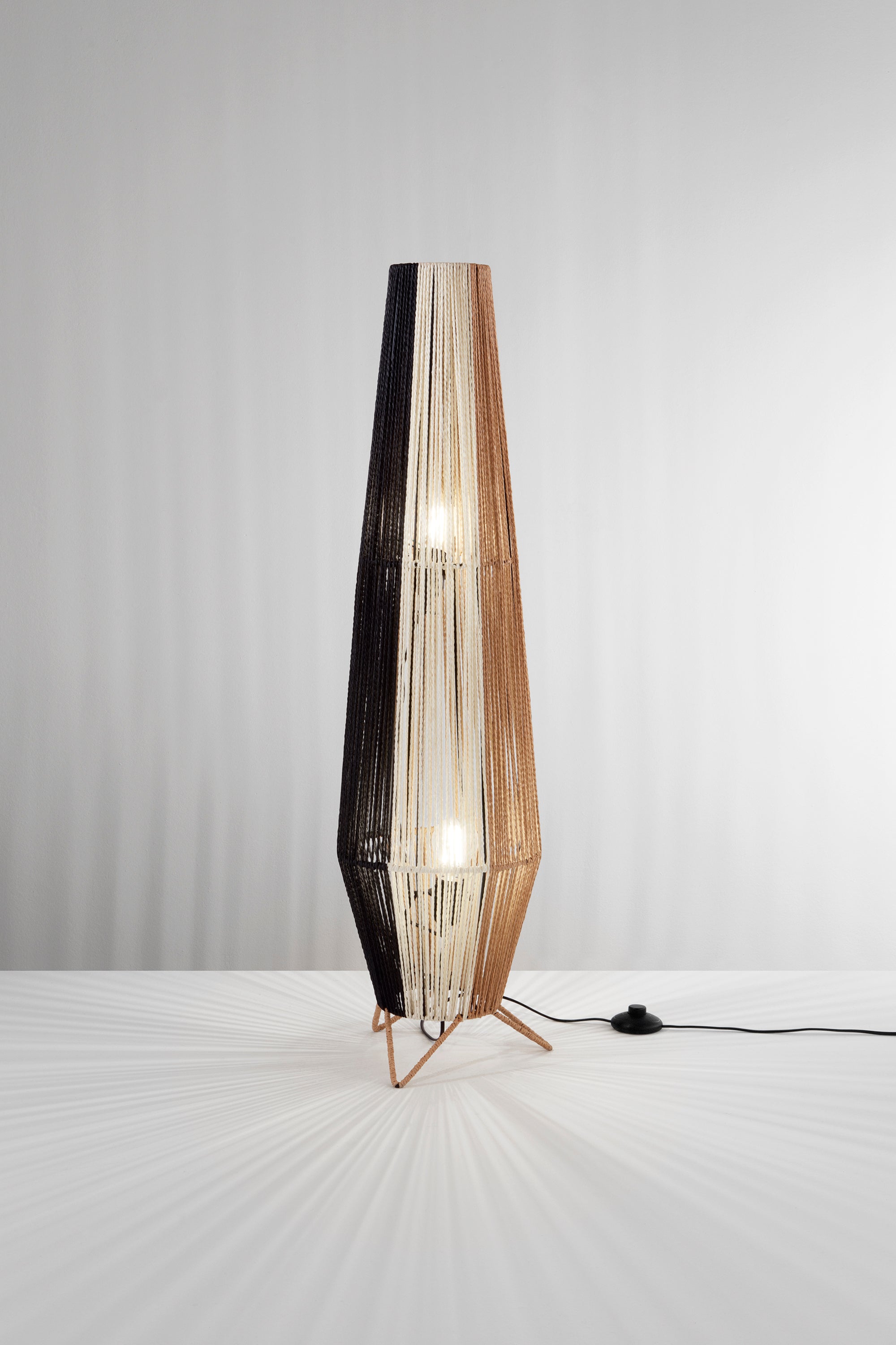 LUME COCONUT NERO+BIANCO+MARRONE IN METALLO 2XE27 40W LAMP SIZE D25xH90CM STRUTTURA D25XH100CM