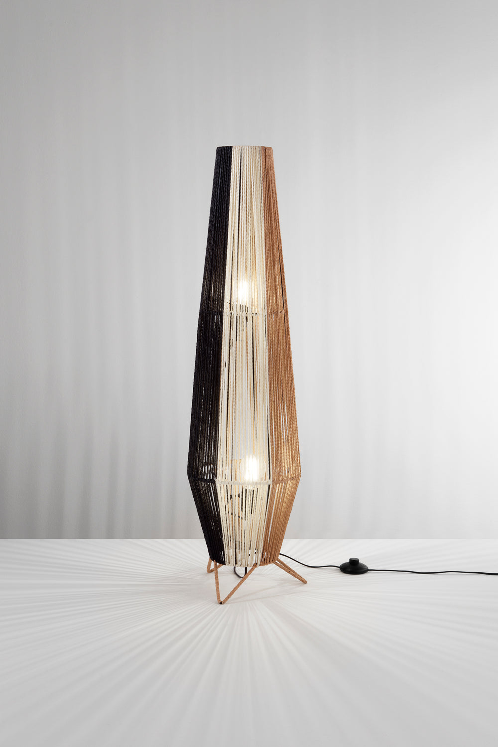 LUME COCONUT NERO+BIANCO+MARRONE IN METALLO 2XE27 40W LAMP SIZE D25xH90CM STRUTTURA D25XH100CM