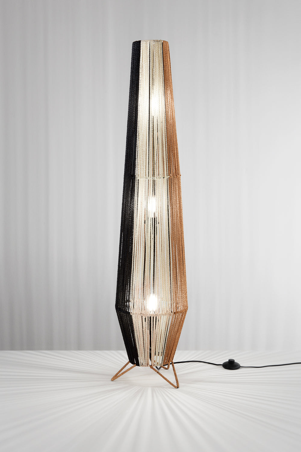 LUME COCONUT NERO+BIANCO+MARRONE IN METALLO 3XE27 40W LAMP SIZE D25xH110CM STRUTTURA D25XH120CM