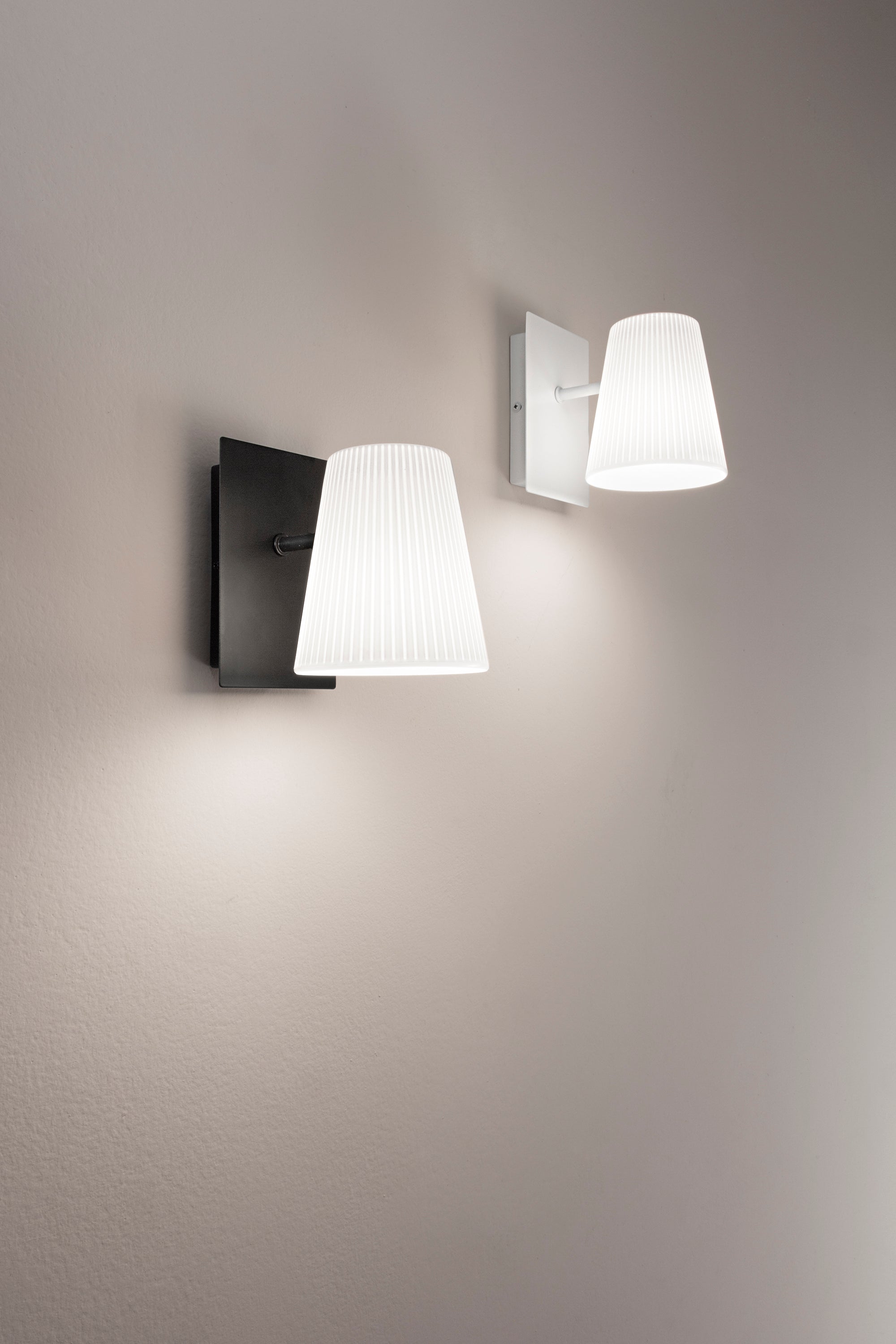 APPLIQUE CULT BIANCA IN METALLO 1XE14 25W LAMP SIZE Dia11xH12CM, STRUTTURA 15X11X18CM