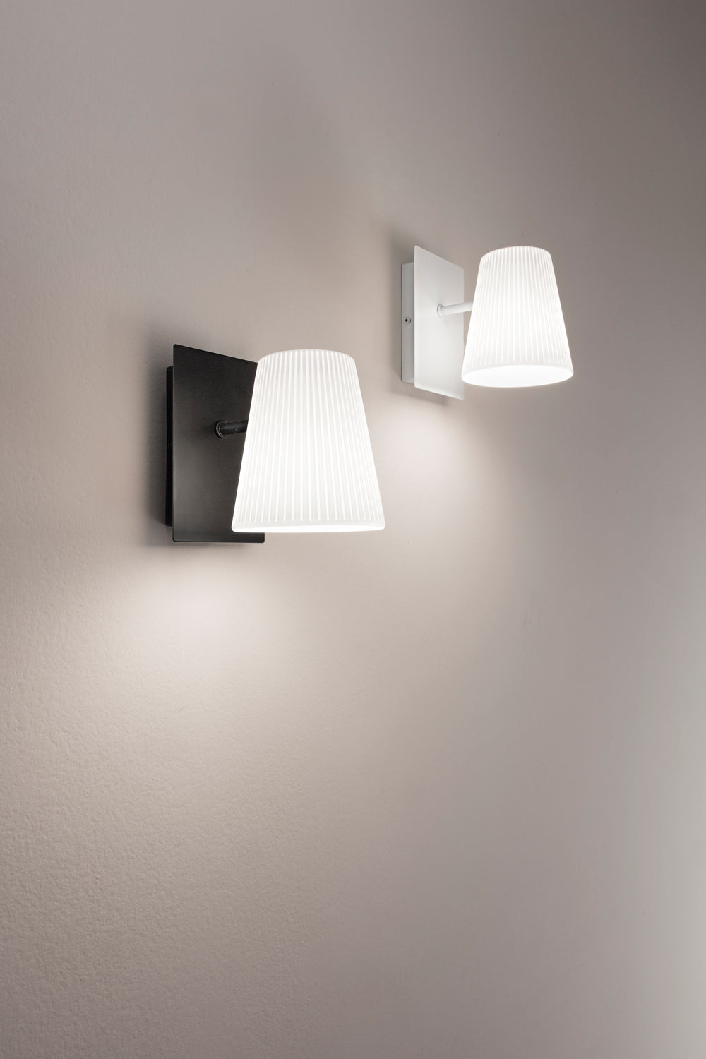 APPLIQUE CULT BIANCA IN METALLO 1XE14 25W LAMP SIZE Dia11xH12CM, STRUTTURA 15X11X18CM