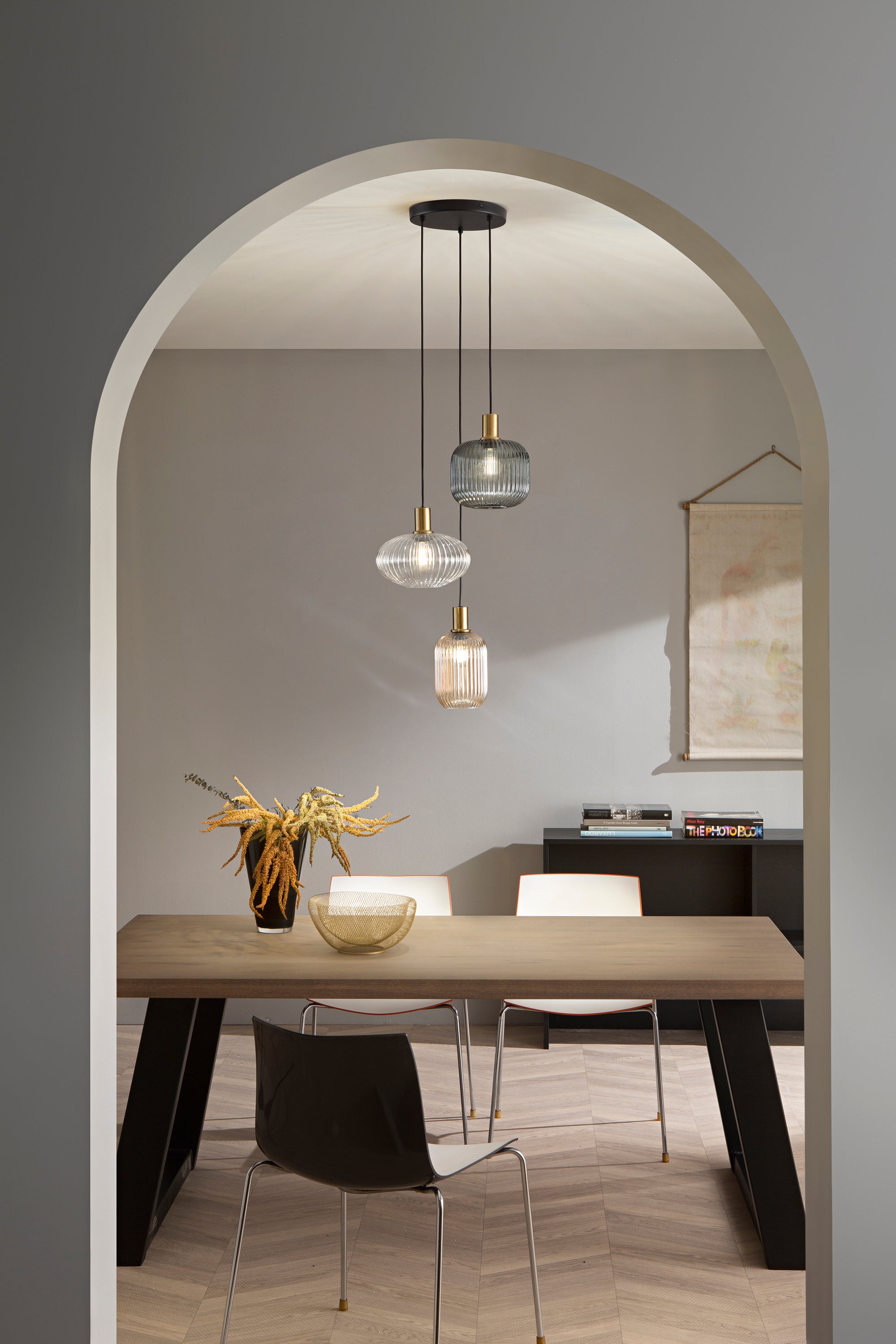 SOSPENSIONE EGADI NERO+SMOKE/AMBRA/TRASPARENTE IN METALLO E VETRO TRE PENDENTI E27 3X40W, MISURE LAMP. Dia14XH20CM, Dia20XH18CM, Dia25XH15CM MISURE STRUTT. 35x35x320CM
