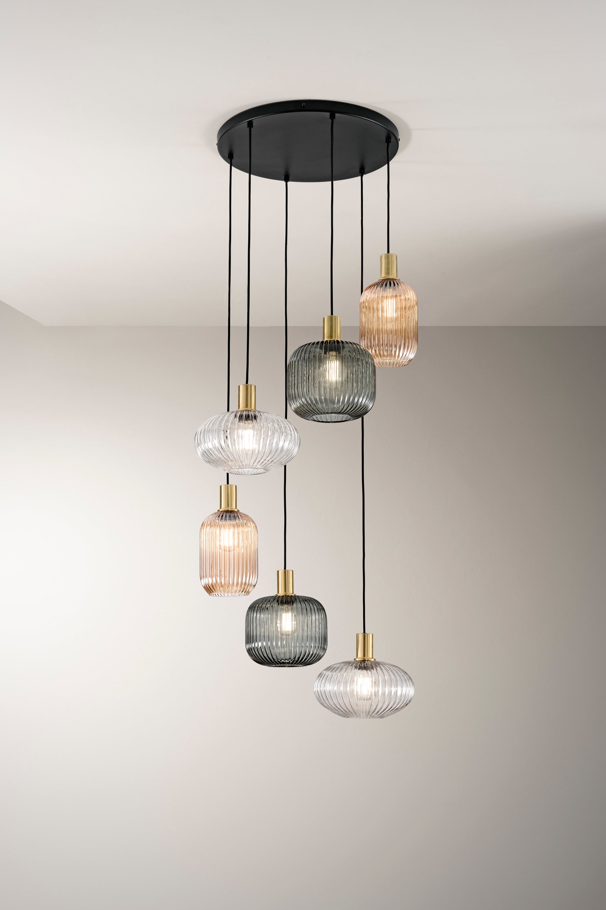 SOSPENSIONE EGADI NERO E SMOKE/AMBRA/TRASPARENTE IN METALLO E VETRO SEI PENDENTI E27 6X40W, MISURE LAMP. 2 PZ. Dia14XH20CM, 2 PZ. Dia20XH18CM, 2 PZ. Dia25XH15CM, MISURE STRUTT. 45X45X320CM