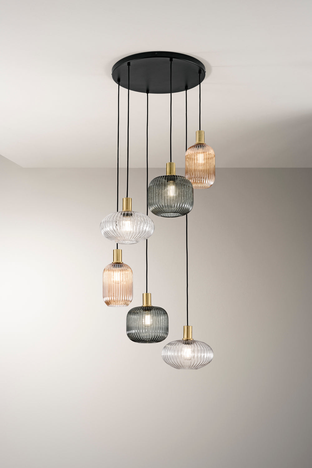 SOSPENSIONE EGADI NERO E SMOKE/AMBRA/TRASPARENTE IN METALLO E VETRO SEI PENDENTI E27 6X40W, MISURE LAMP. 2 PZ. Dia14XH20CM, 2 PZ. Dia20XH18CM, 2 PZ. Dia25XH15CM, MISURE STRUTT. 45X45X320CM