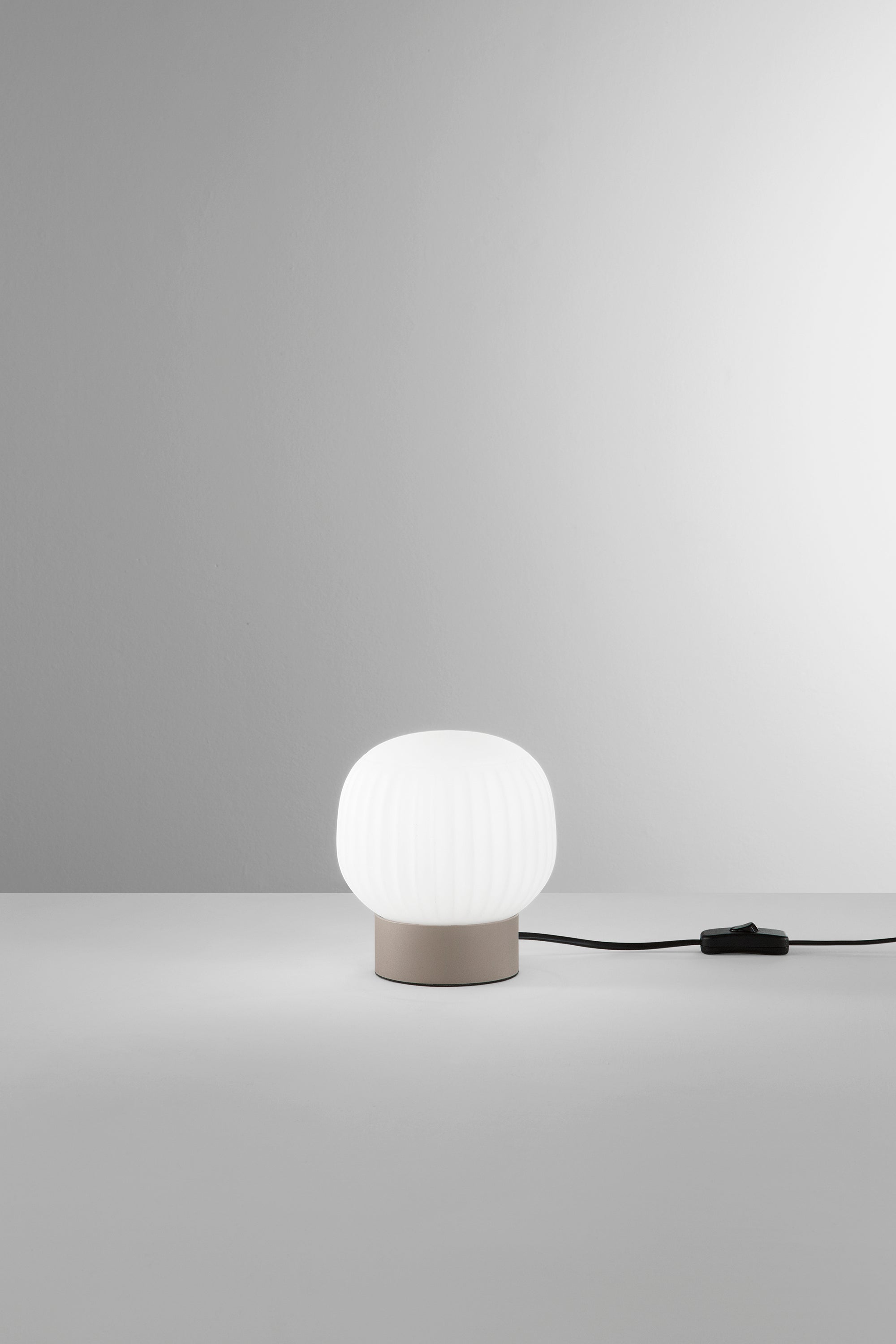 LUME ERIS BIANCO E MARRONE IN ALLUMINIO+VETRO 1XE14 D15X16CM