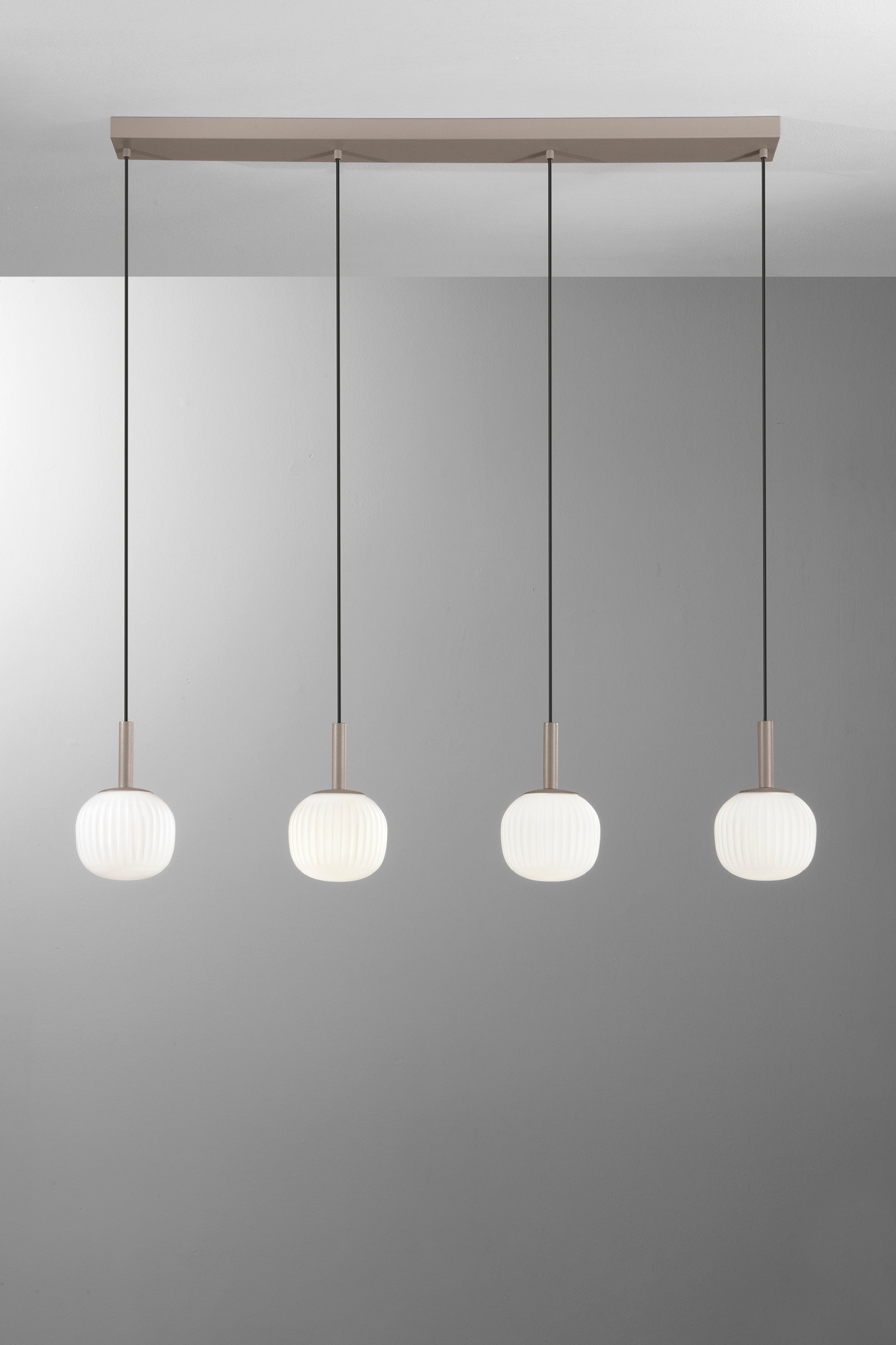 SOSPENSIONE ERIS BIANCO E MARRONE QUATTRO PENDENTI IN ALLUMINIO+VETRO 4XE14 114X16X150CM