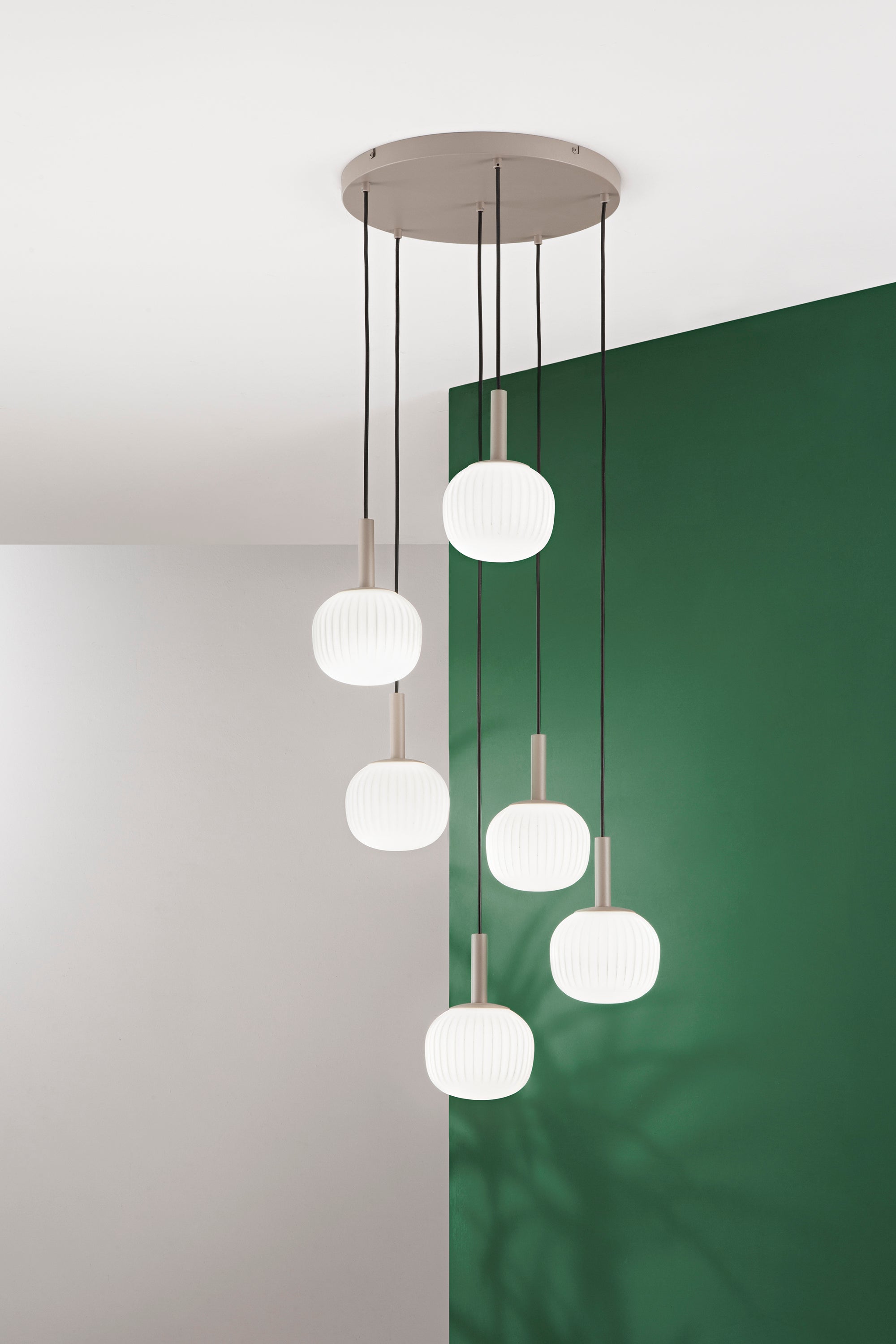 SOSPENSIONE ERIS BIANCO E MARRONE SEI PENDENTI IN ALLUMINIO+VETRO 6XE14 106X16X150CM