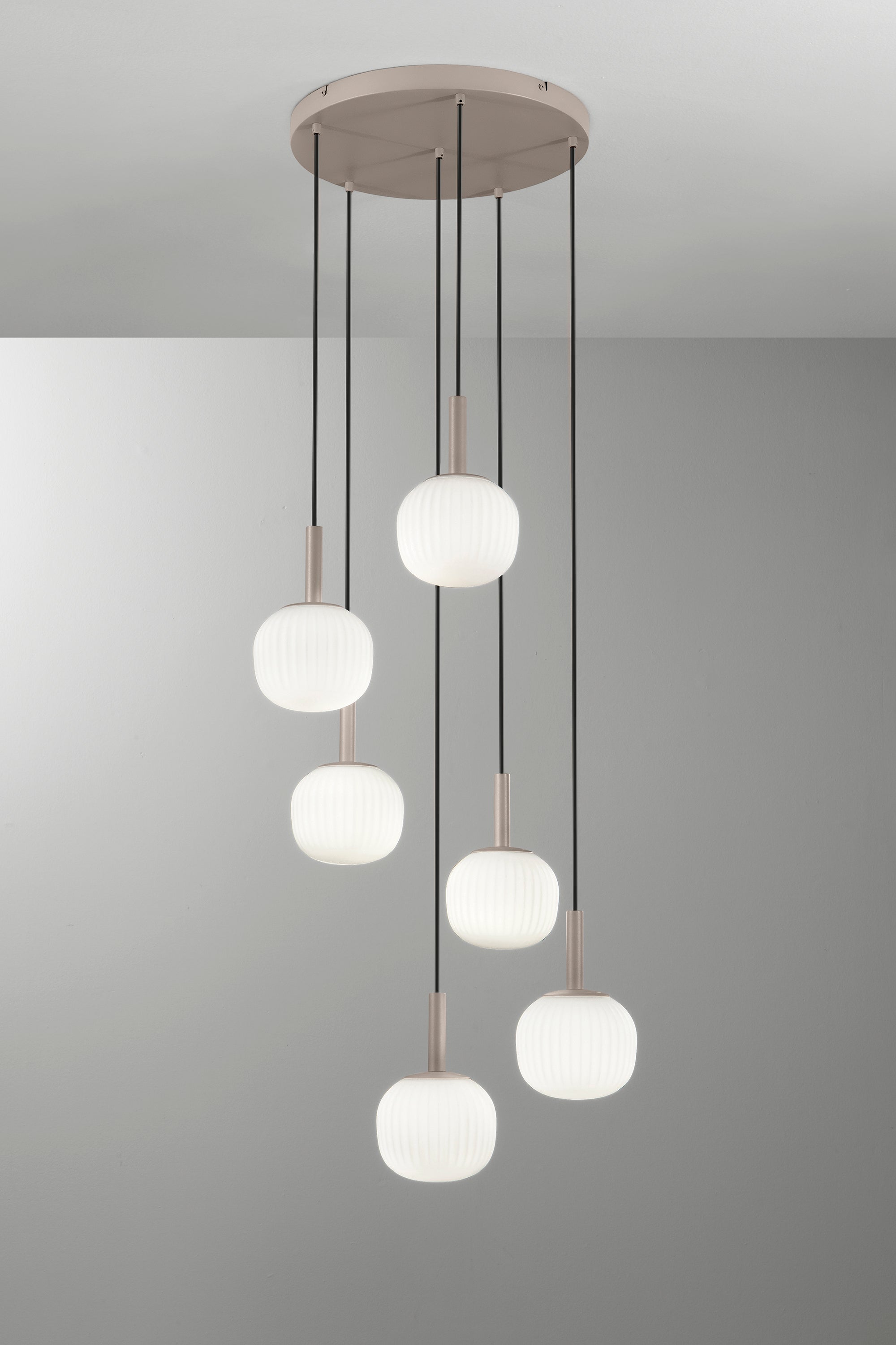 SOSPENSIONE ERIS BIANCO E MARRONE SEI PENDENTI IN ALLUMINIO+VETRO 6XE14 106X16X150CM