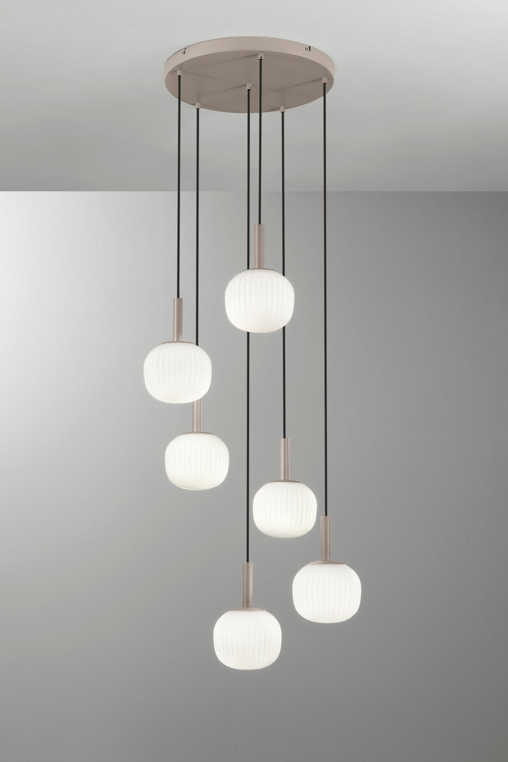 SOSPENSIONE ERIS BIANCO E MARRONE SEI PENDENTI IN ALLUMINIO+VETRO 6XE14 106X16X150CM