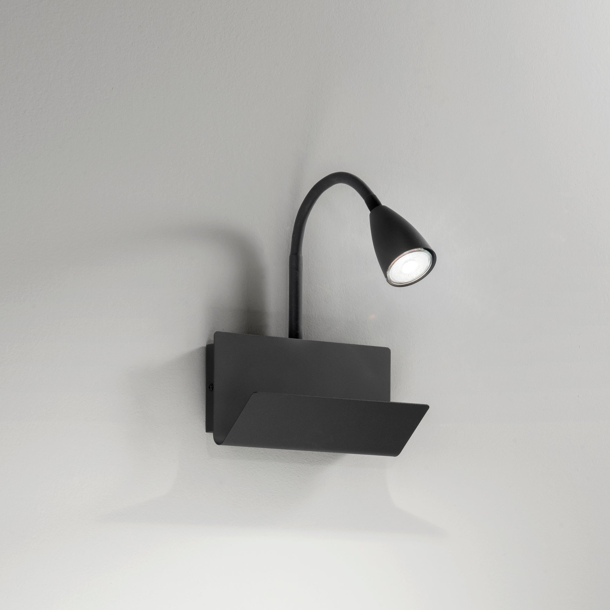 APPLIQUE GULP FLESSIBILE NERA CON USB 2A 1XGU10 23X27X49CM