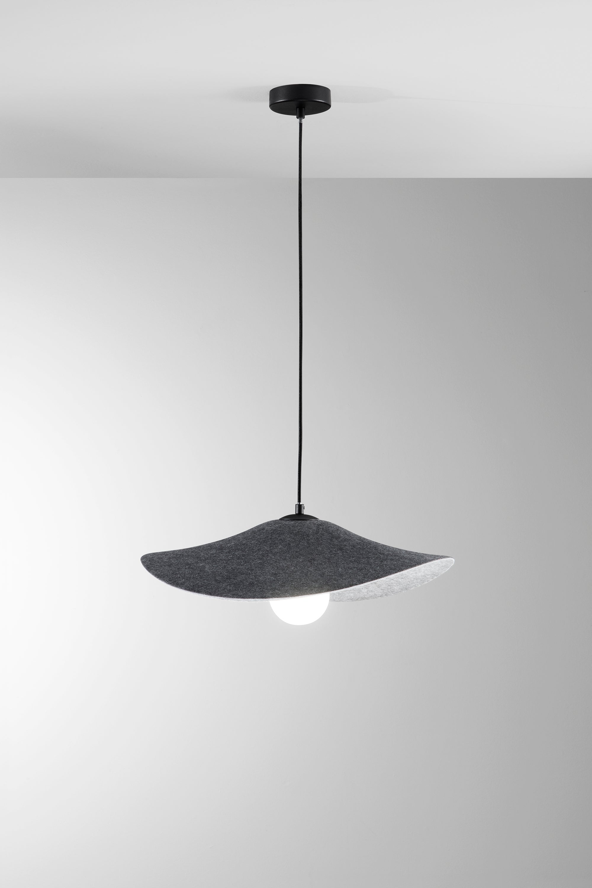 SOSPENSIONE LENGLEN IN FELTRO NERO CAVO 2M PARALUME 50CM 1XE27