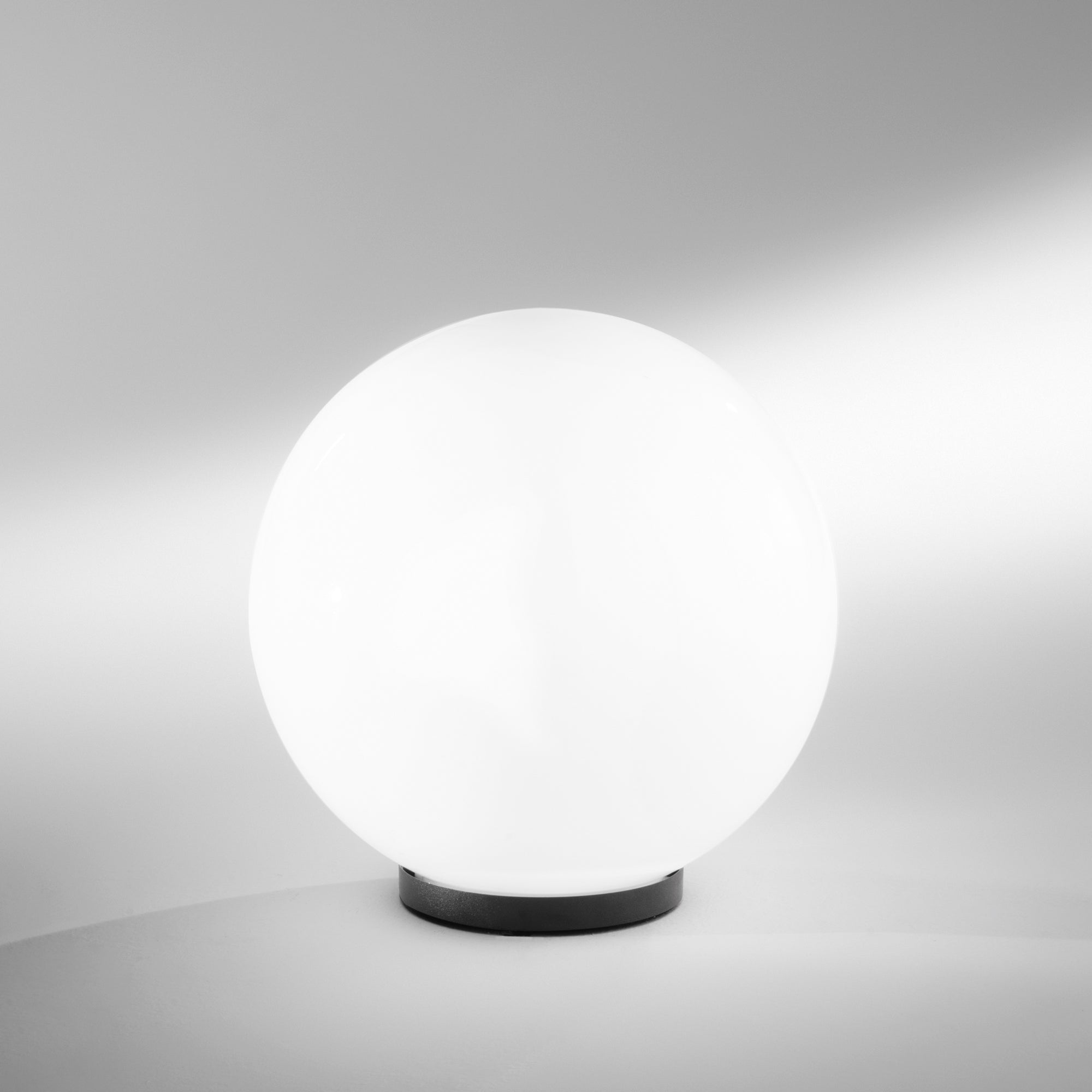 "Lanterna POLLY con base in plastica nera e sfera bianca 30 cm."