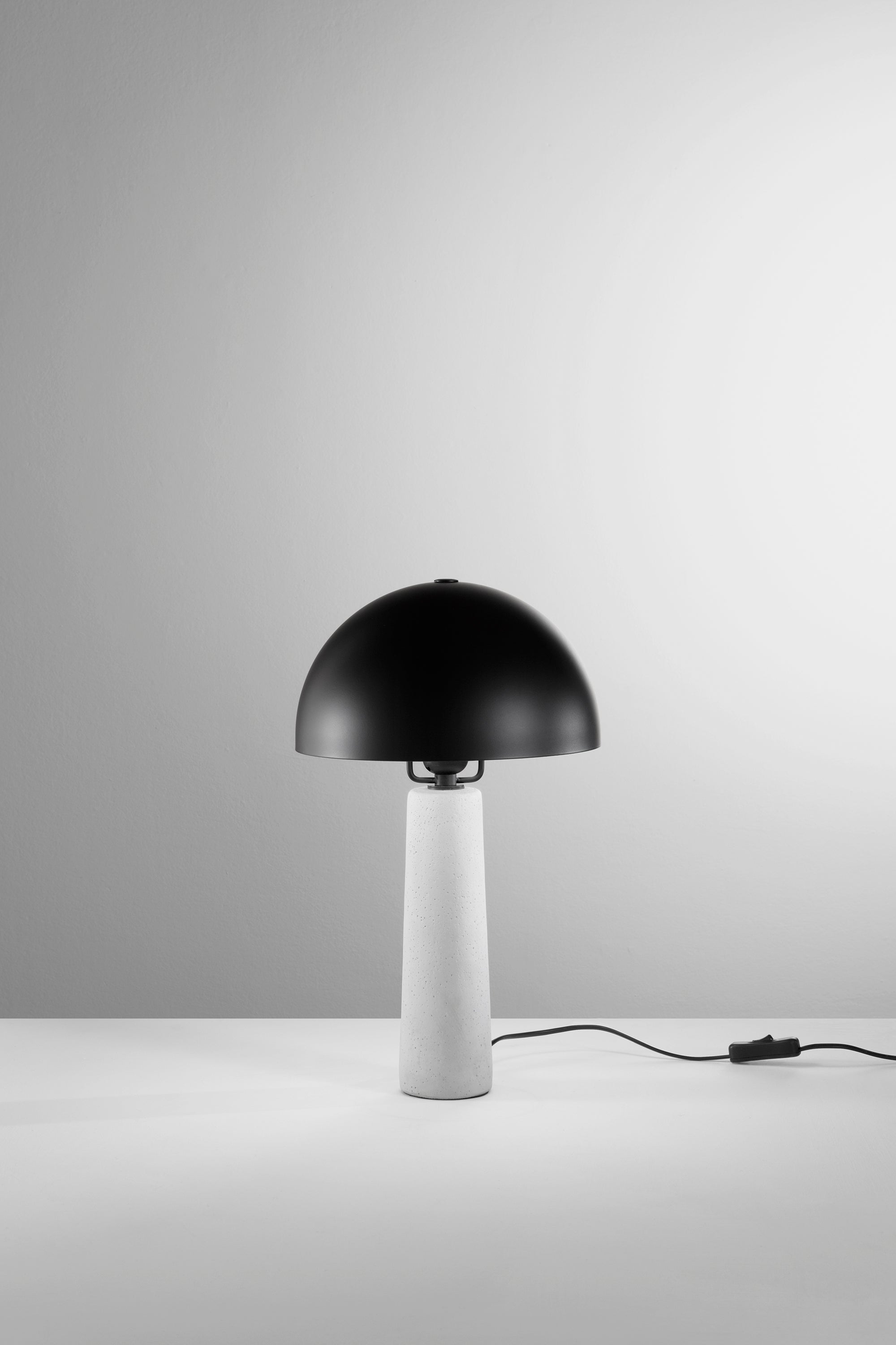 LUME VITRUVO IN CERAMICA NERA MISURA TOTALE D25XH44CM