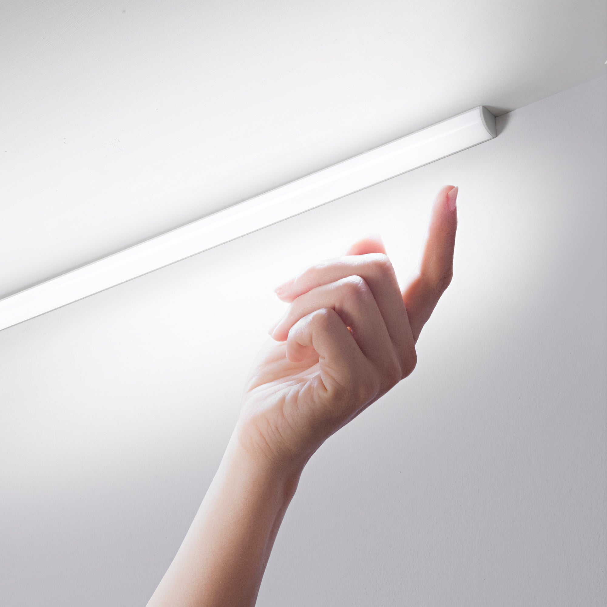 "Barra LED angolare UNIX in alluminio argento con sensore di movimento 60W 300cm."
