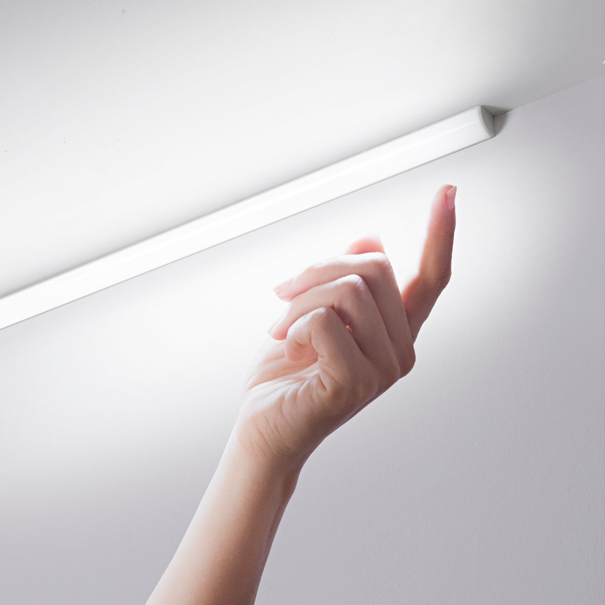 "Barra LED angolare UNIX in alluminio argento con sensore di movimento 60W 300cm."