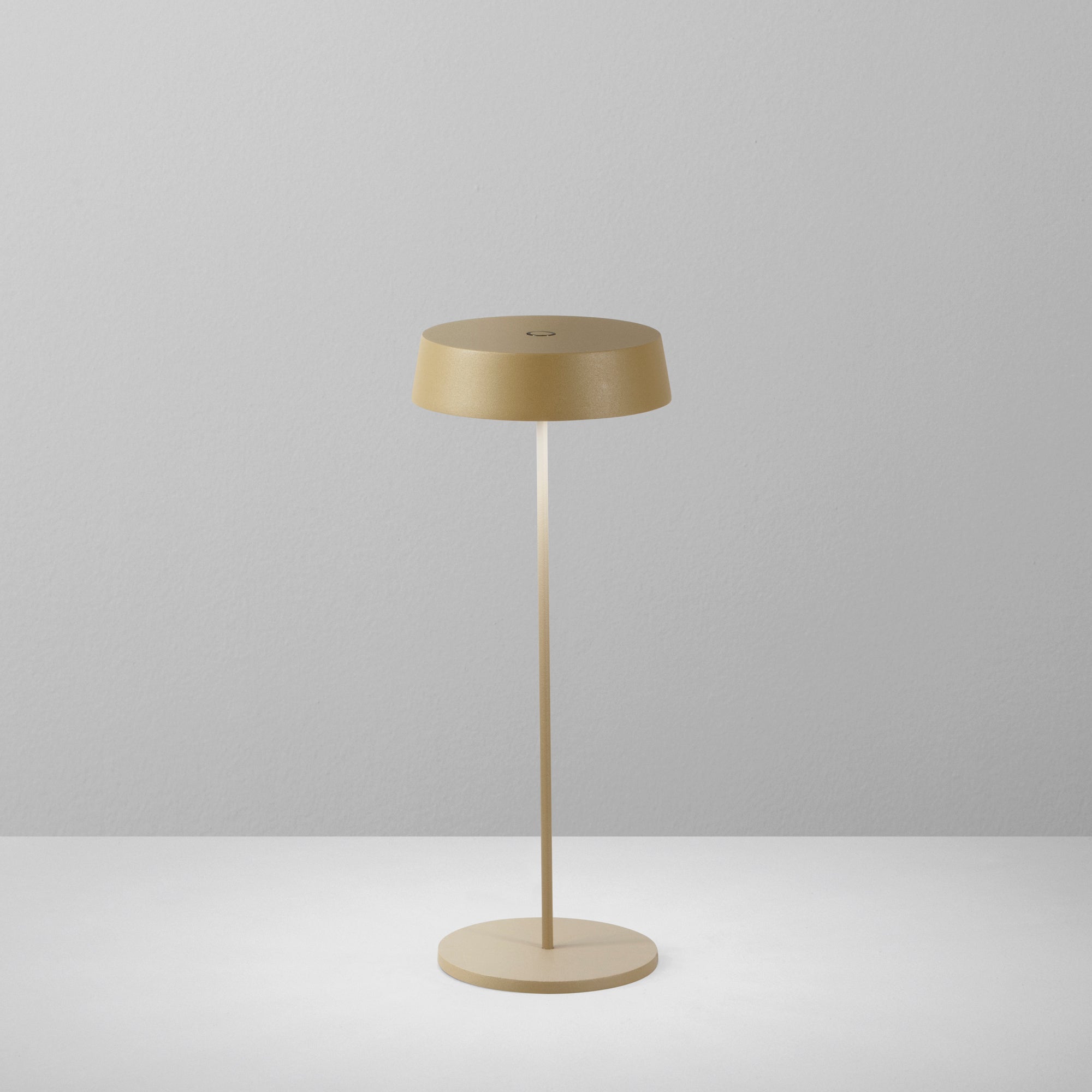 LAMPADA DA TAVOLO RICARICABILE LED COCKTAIL ORO 2,2W 192LM 3000K DIMM. IP54 29,5X12X12CM