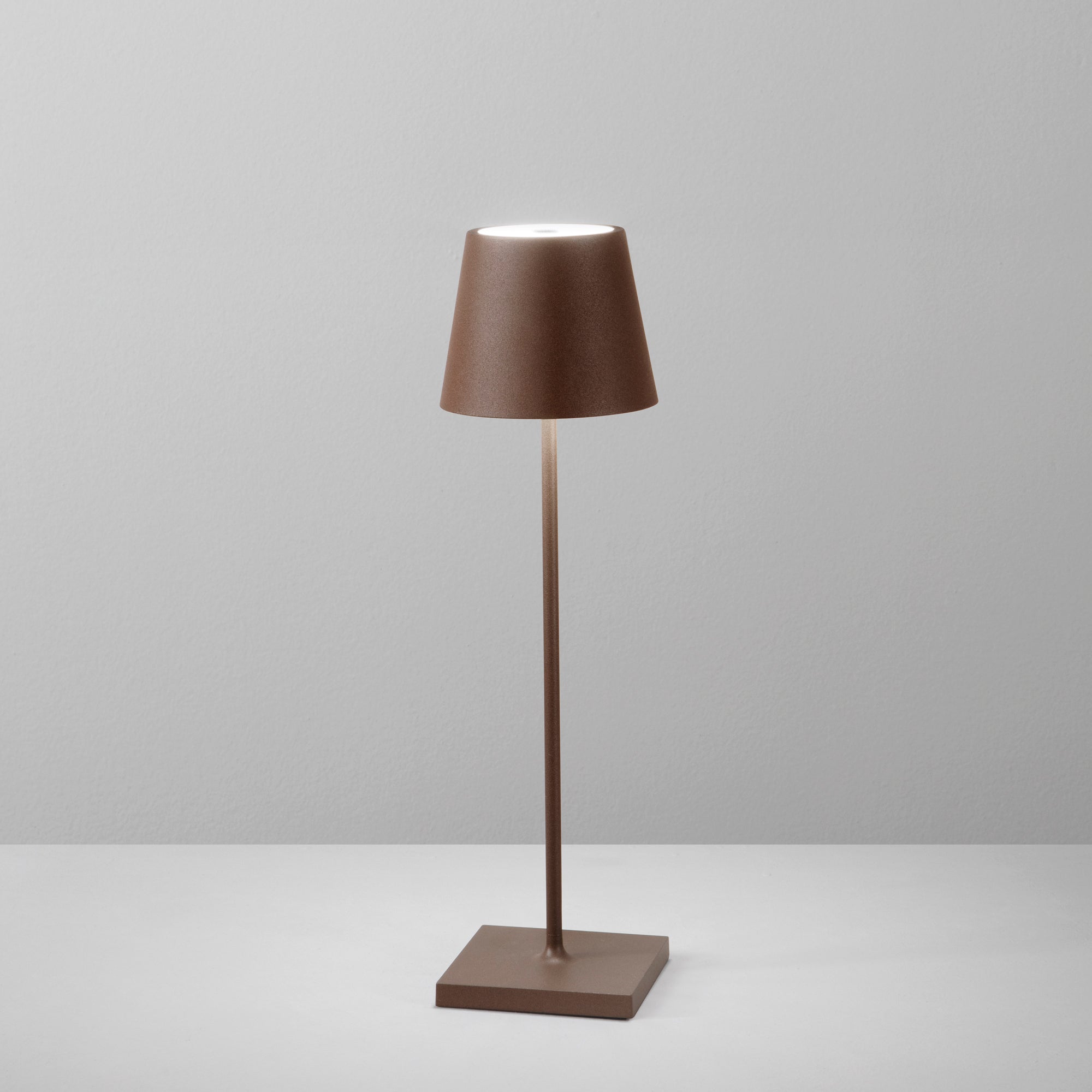 LAMPADA DA TAVOLO RICARICABILE LED DRINK BRONZO 2,2W 190LM 3000K DIMM. IP54 10X36CM