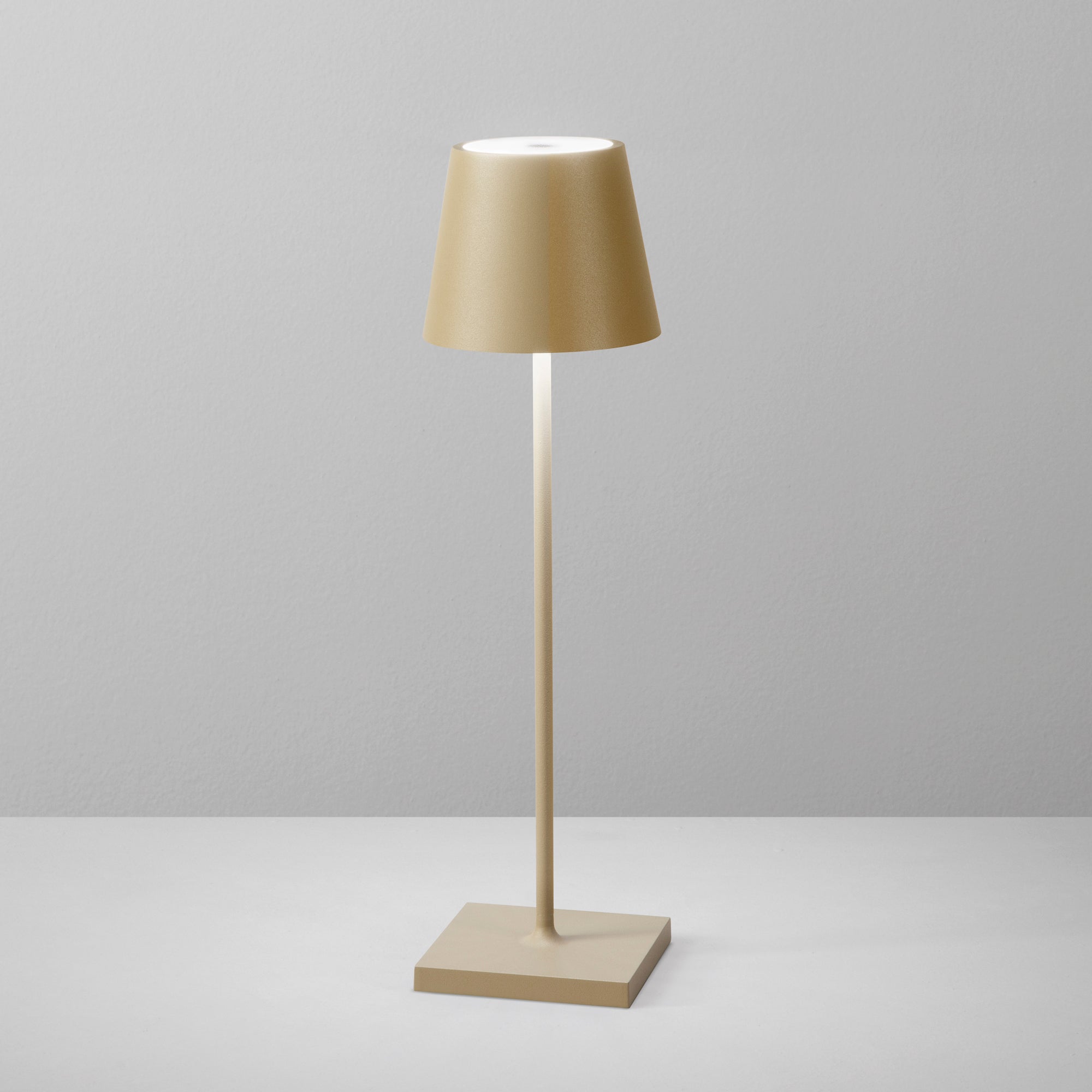 LAMPADA DA TAVOLO RICARICABILE LED DRINK ORO 2,2W 190LM 3000K DIMM. IP54 10X36CM