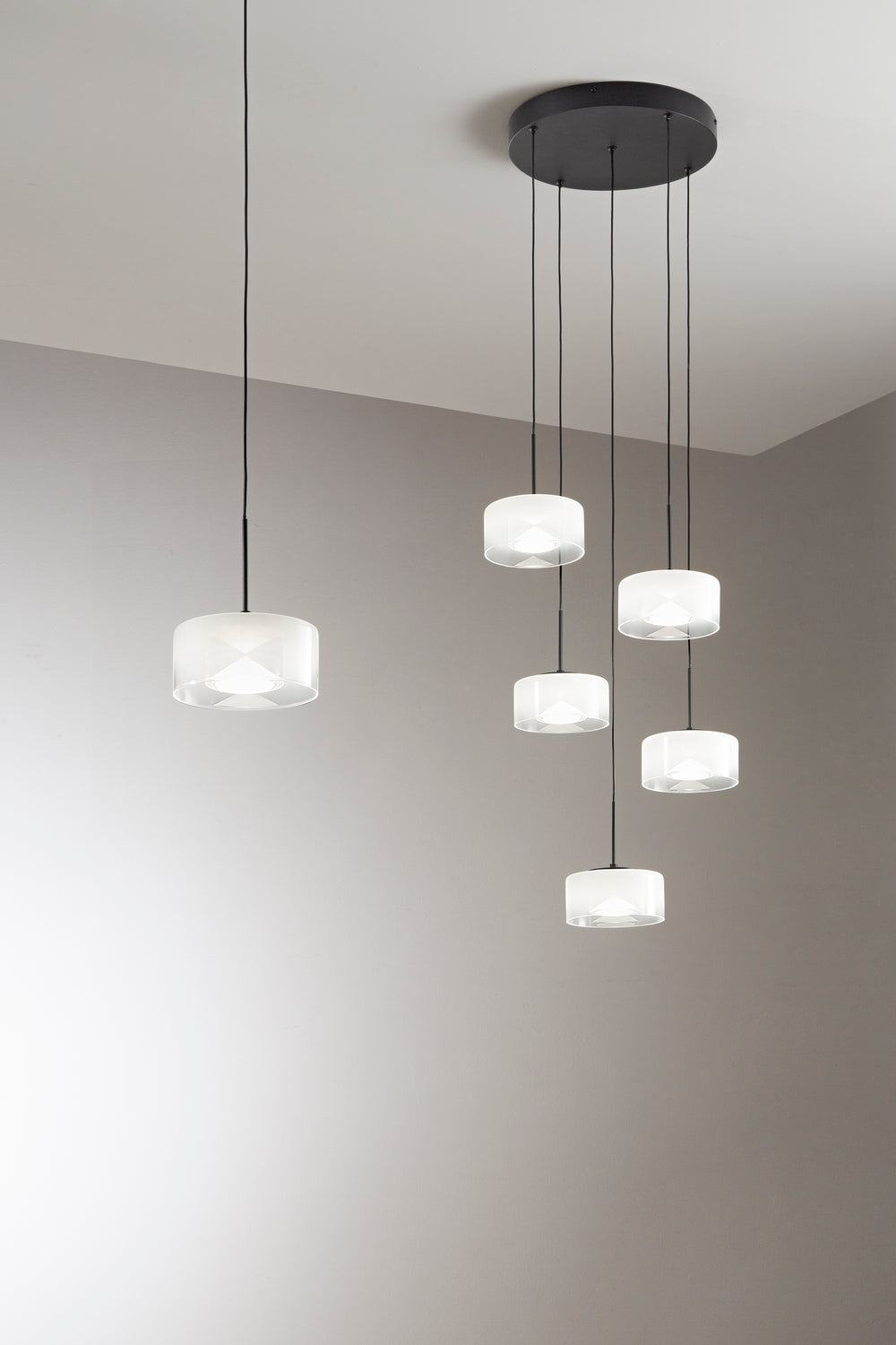 SOSPENSIONE LED EMILY BIANCA CINQUE PENDENTI IN VETRO+METALLO 40W CCT 2700/3200/4000K D44X150CM