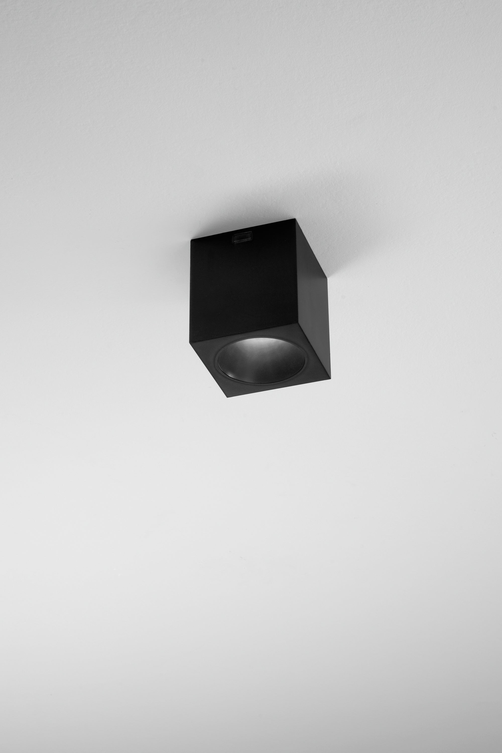 PLAFONIERA LED MANOR QUADR. NERA 7W 820LM CCT 3000-4200-6500K 9X9X10 CM