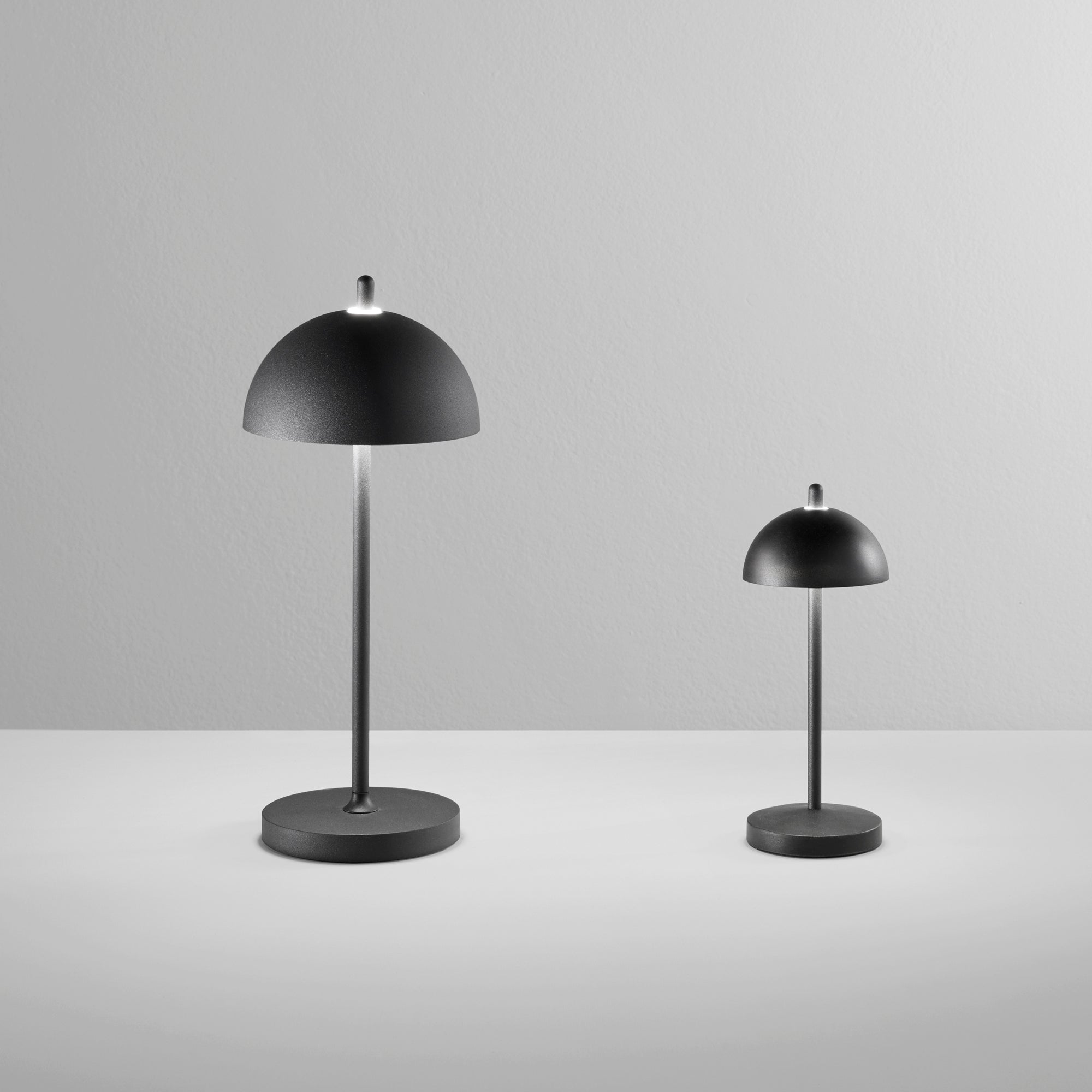 LAMPADA DA TAVOLO RICARICABILE LED PARTY NERA 2,5W 350LM 3000K DIMM. IP44 13x30CM