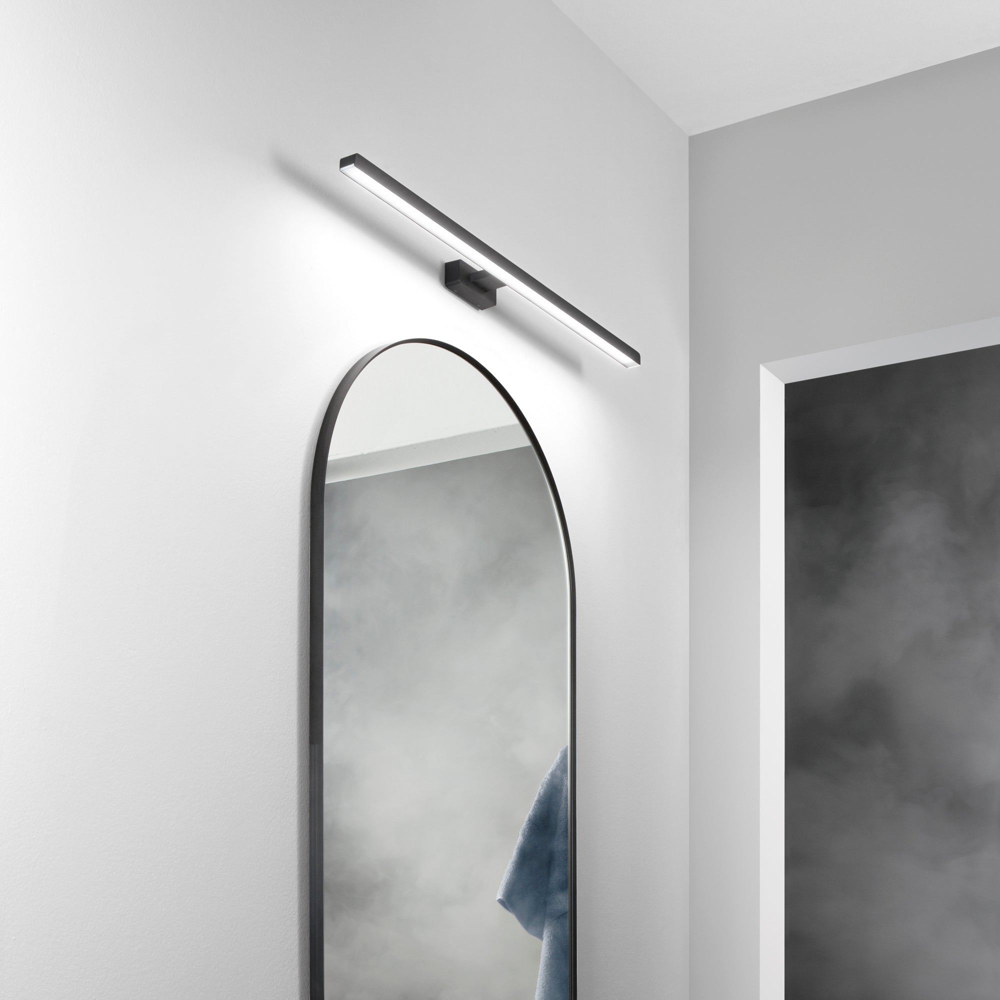 APPLIQUE LED LANCER NERO FISSAGGIO PARETE/SPECCHIO 13W 1000LM 4000K IP54 75x9x4CM