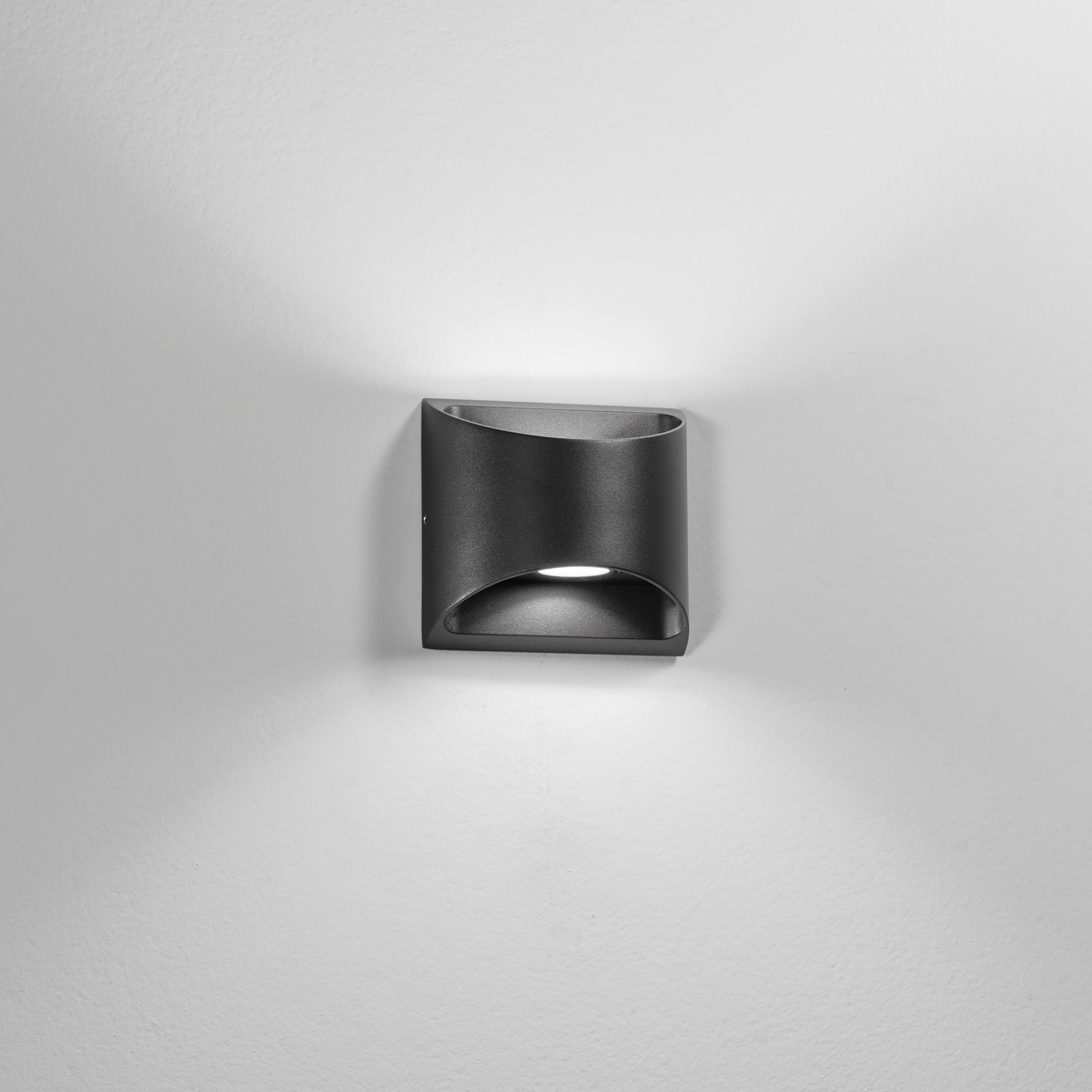 APPLIQUE BIEMISSIONE LED VEYRON NERA 2X3,5W 840LM CCT IP54 13X6,9X12,3CM