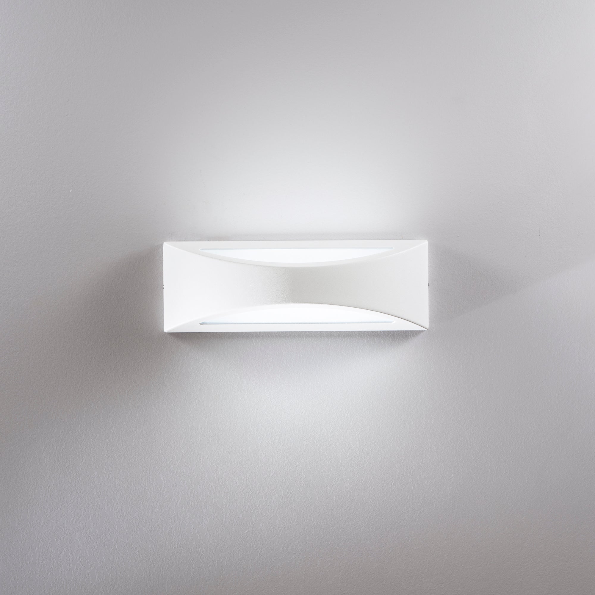 APPLIQUE LED WEISS BIANCA 16W 1800LM CCT IP54 36X11,3X12CM