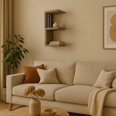 Mensola da parete in legno lettera E rovere e grafite su parete di un salotto moderno