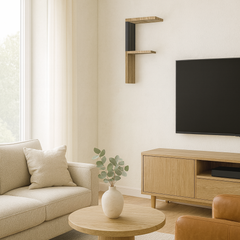 Mensola in legno lettera F su parete di un salotto moderno in rovere