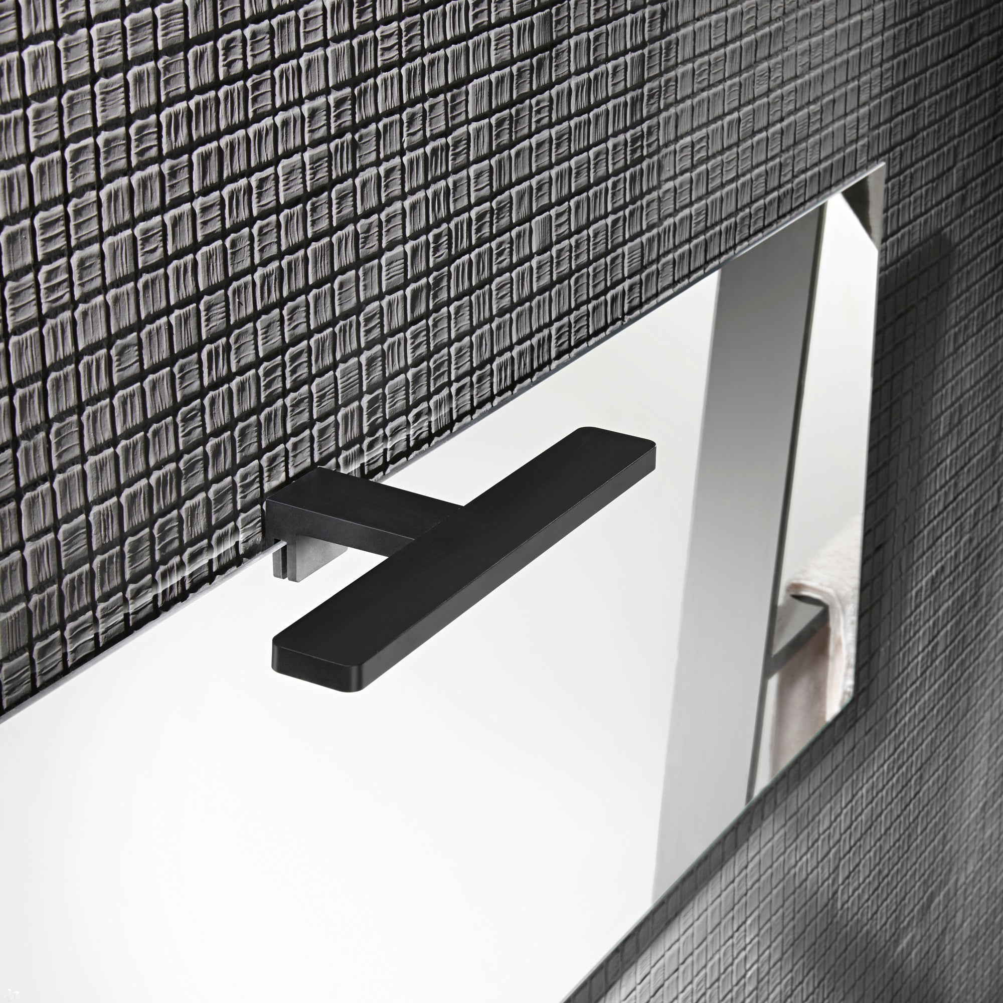 APPLIQUE LED CRUISE NERO FISSAGGIO PARETE/SPECCHIO 5,2W 550LM 4000K IP44 28x8x11CM