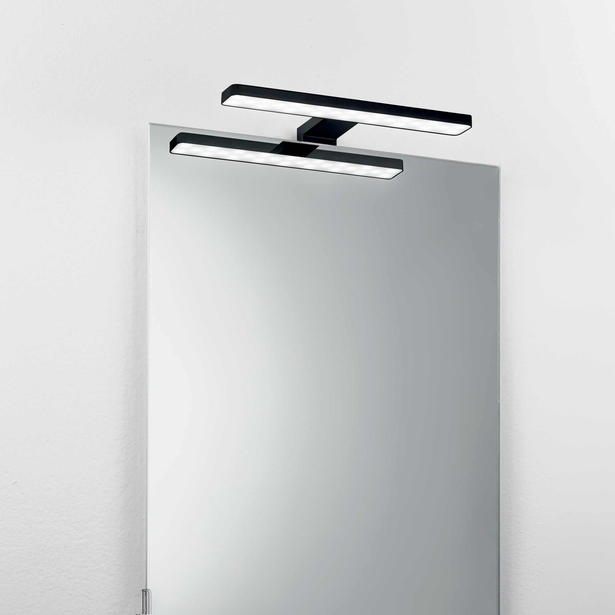 APPLIQUE LED CRUISE NERO FISSAGGIO PARETE/SPECCHIO 5,2W 550LM 4000K IP44 28x8x11CM